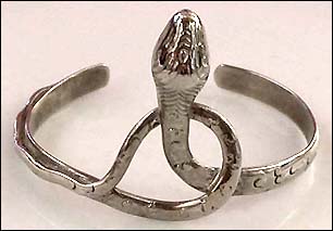 a beautiful vintage costume jewelry bracelet unsigned