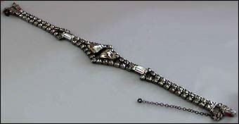 a beautiful vintage costume jewelry bracelet unsigned