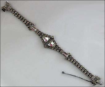 a beautiful vintage costume jewelry bracelet unsigned