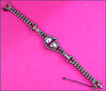 a beautiful vintage costume jewelry bracelet unsigned