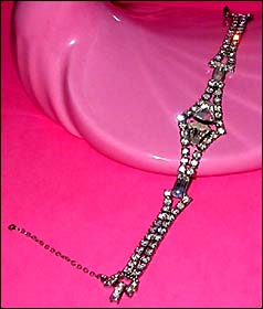 a beautiful vintage costume jewelry bracelet unsigned