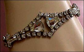 a beautiful vintage costume jewelry bracelet unsigned
