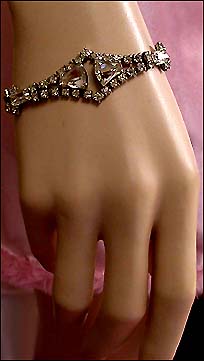 a beautiful vintage costume jewelry bracelet unsigned