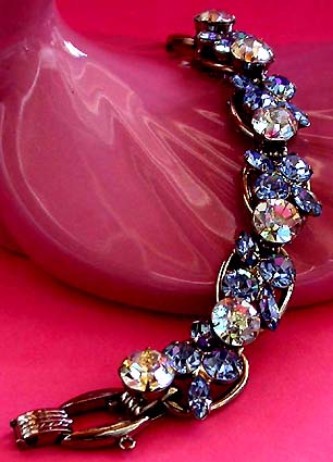 a beautiful vintage costume jewelry bracelet unsigned