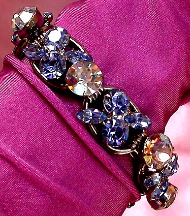 a beautiful vintage costume jewelry bracelet unsigned