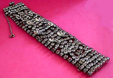 a beautiful vintage costume jewelry bracelet unsigned