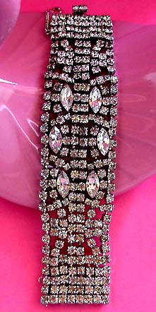a beautiful vintage costume jewelry bracelet unsigned