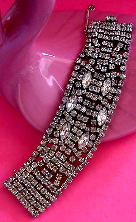 a beautiful vintage costume jewelry bracelet unsigned