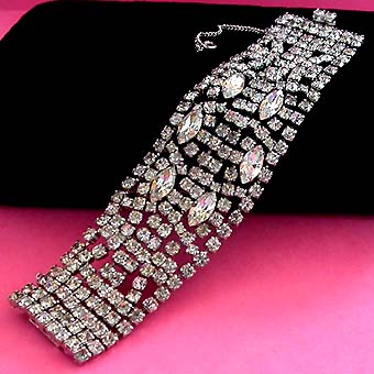 a beautiful vintage costume jewelry bracelet unsigned