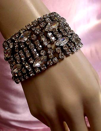 a beautiful vintage costume jewelry bracelet unsigned