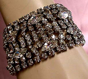 a beautiful vintage costume jewelry bracelet unsigned
