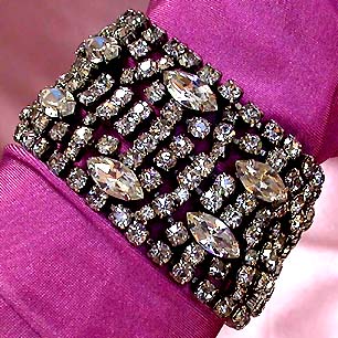a beautiful vintage costume jewelry bracelet unsigned
