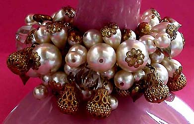 a beautiful vintage costume jewelry bracelet unsigned