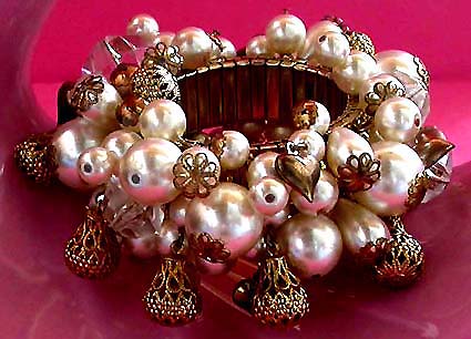 a beautiful vintage costume jewelry bracelet unsigned