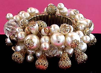 a beautiful vintage costume jewelry bracelet unsigned