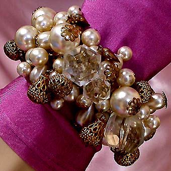 a beautiful vintage costume jewelry bracelet unsigned