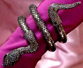 a beautiful vintage costume jewelry bracelet unsigned