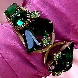 a beautiful vintage costume jewelry bracelet unsigned
