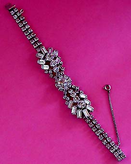 a beautiful vintage costume jewelry bracelet unsigned