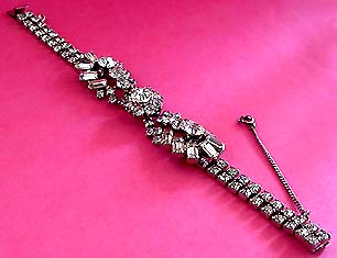 a beautiful vintage costume jewelry bracelet unsigned