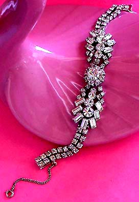 a beautiful vintage costume jewelry bracelet unsigned