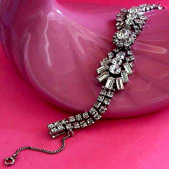 a beautiful vintage costume jewelry bracelet unsigned