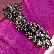 a beautiful vintage costume jewelry bracelet unsigned