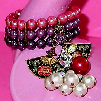 a beautiful vintage costume jewelry bracelet unsigned