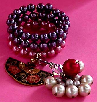 a beautiful vintage costume jewelry bracelet unsigned