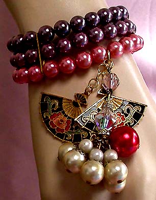 a beautiful vintage costume jewelry bracelet unsigned