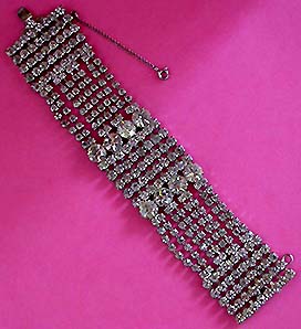 a beautiful vintage costume jewelry bracelet unsigned