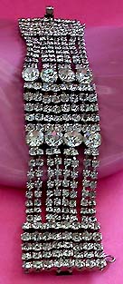 a beautiful vintage costume jewelry bracelet unsigned
