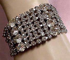 a beautiful vintage costume jewelry bracelet unsigned