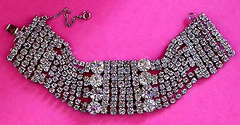 a beautiful vintage costume jewelry bracelet unsigned