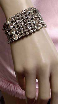 a beautiful vintage costume jewelry bracelet unsigned