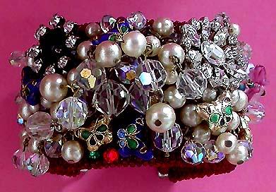 a beautiful vintage costume jewelry bracelet unsigned