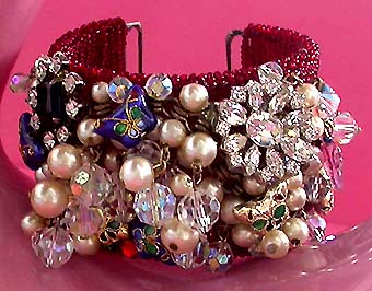 a beautiful vintage costume jewelry bracelet unsigned