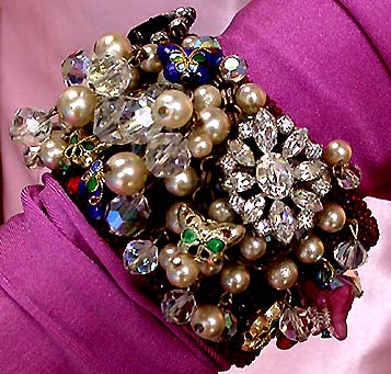a beautiful vintage costume jewelry bracelet unsigned