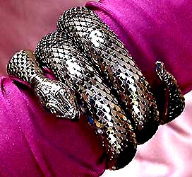 a beautiful vintage costume jewelry bracelet unsigned