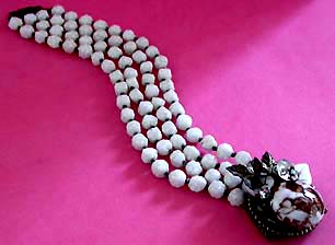 a beautiful vintage costume jewelry bracelet unsigned