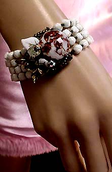 a beautiful vintage costume jewelry bracelet unsigned