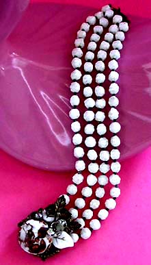 a beautiful vintage costume jewelry bracelet unsigned