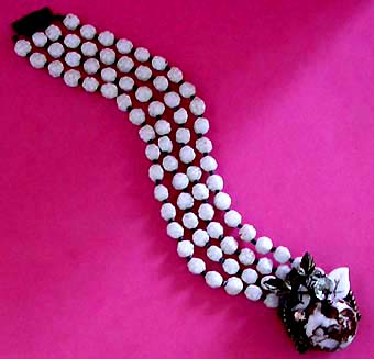 a beautiful vintage costume jewelry bracelet unsigned