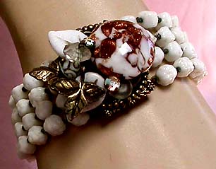 a beautiful vintage costume jewelry bracelet unsigned