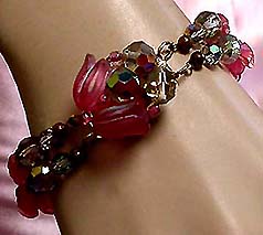 a beautiful vintage costume jewelry bracelet unsigned