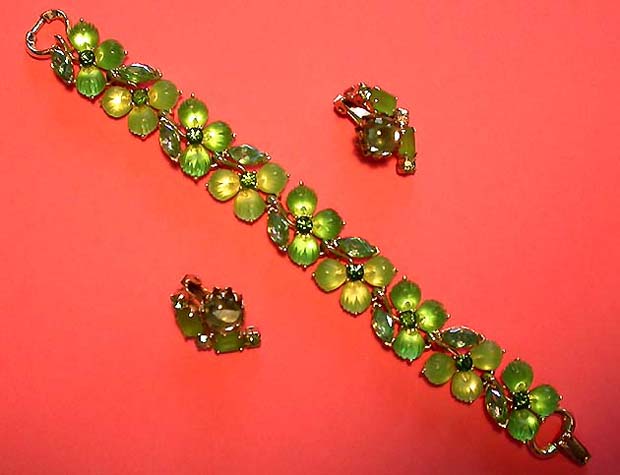 a beautiful vintage costume jewelry Lisner vintage bracelet