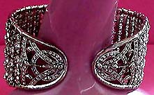 a beautiful vintage costume jewelry bracelet unsigned