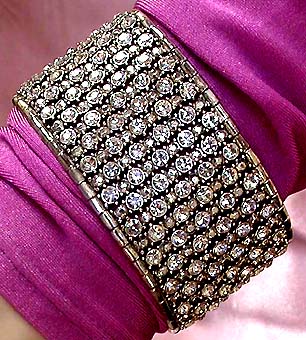 a beautiful vintage costume jewelry bracelet unsigned