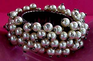 a beautiful vintage costume jewelry bracelet unsigned