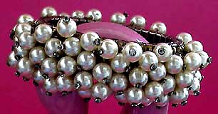 a beautiful vintage costume jewelry bracelet unsigned